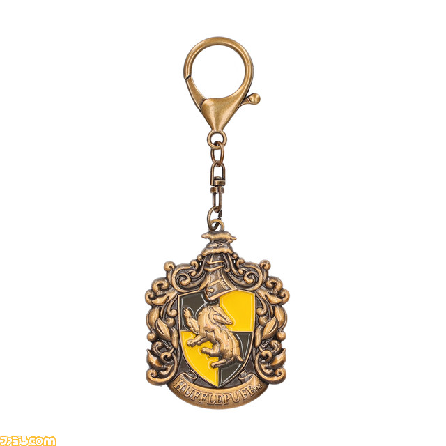 “ハリー・ポッター マホウドコロ”が3月17日より東京駅にオープン。寮の紋章などをイメージしたメタルキーホルダーを新発売。店舗限定の特典も付属