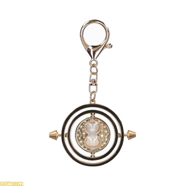 “ハリー・ポッター マホウドコロ”が3月17日より東京駅にオープン。寮の紋章などをイメージしたメタルキーホルダーを新発売。店舗限定の特典も付属