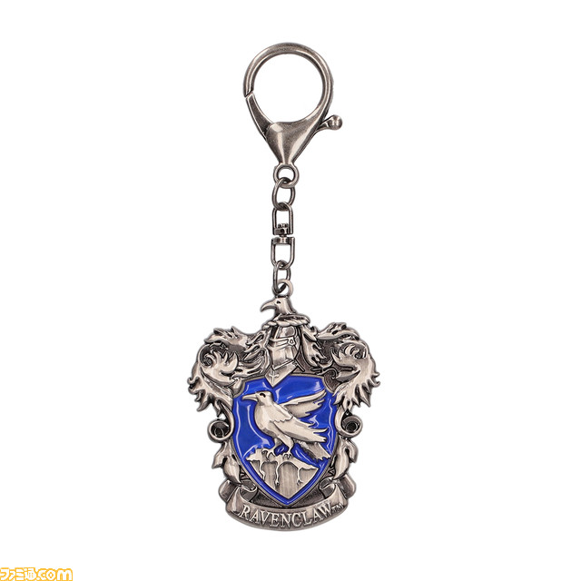 “ハリー・ポッター マホウドコロ”が3月17日より東京駅にオープン。寮の紋章などをイメージしたメタルキーホルダーを新発売。店舗限定の特典も付属