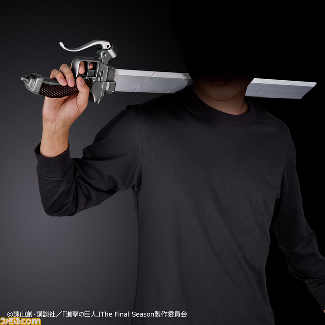 『進撃の巨人』約1/1スケールで再現された“超硬質ブレード”が登場。アニメ設定をもとに刀身やグリップ部分まで忠実に造形!