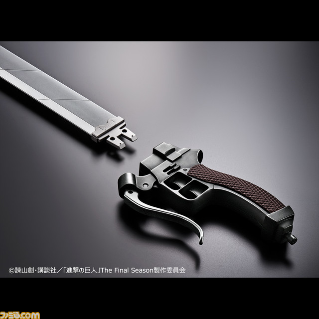 『進撃の巨人』約1/1スケールで再現された“超硬質ブレード”が登場。アニメ設定をもとに刀身やグリップ部分まで忠実に造形!