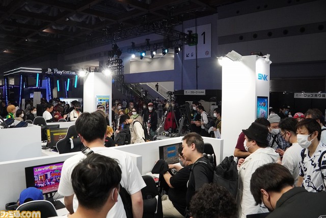 『KOF15』のメインイラストレーター・ナカタ トモヒロ氏のサイン会が開催！ 作品へのこだわりが聞けたインタビューも掲載
