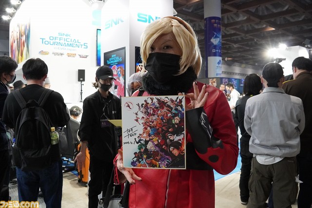 『KOF15』のメインイラストレーター・ナカタ トモヒロ氏のサイン会が開催！ 作品へのこだわりが聞けたインタビューも掲載