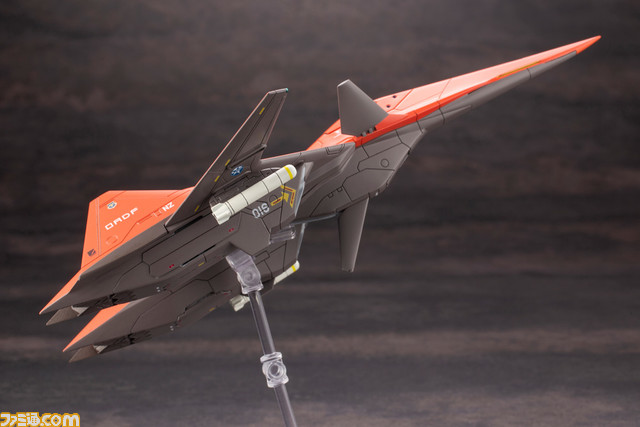 『エースコンバット』シリーズの高性能機“ADF-01”がプラモ化。オレンジ色のウォードッグスキンとダークグレーのオーシアスキンが登場