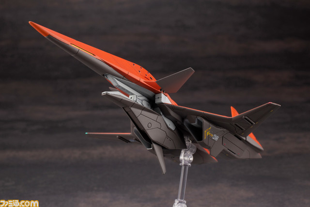 『エースコンバット』シリーズの高性能機“ADF-01”がプラモ化。オレンジ色のウォードッグスキンとダークグレーのオーシアスキンが登場