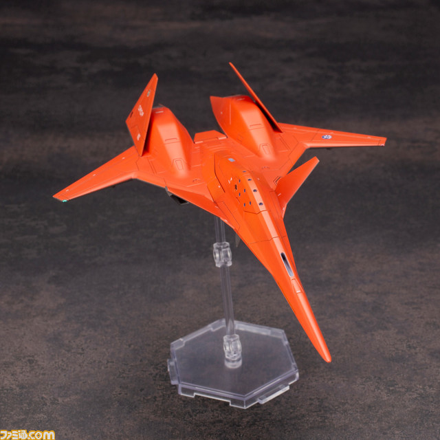 『エースコンバット』シリーズの高性能機“ADF-01”がプラモ化。オレンジ色のウォードッグスキンとダークグレーのオーシアスキンが登場