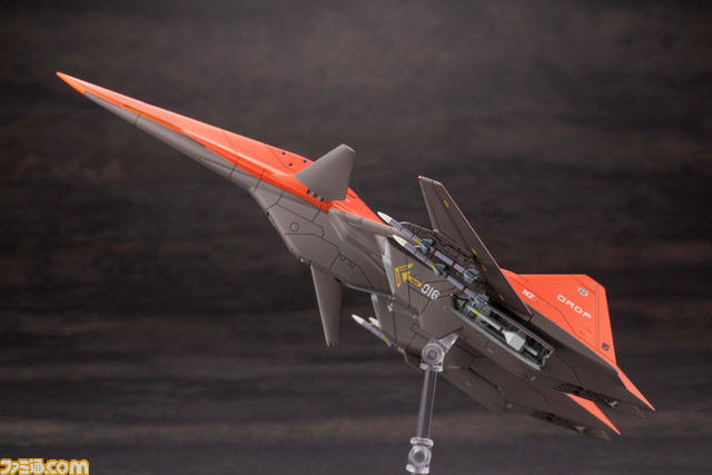 『エースコンバット』シリーズの高性能機“ADF-01”がプラモ化。オレンジ色のウォードッグスキンとダークグレーのオーシアスキンが登場