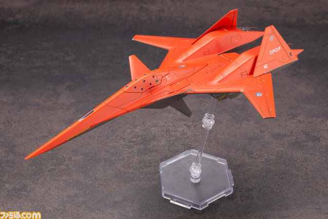 『エースコンバット』シリーズの高性能機“ADF-01”がプラモ化。オレンジ色のウォードッグスキンとダークグレーのオーシアスキンが登場