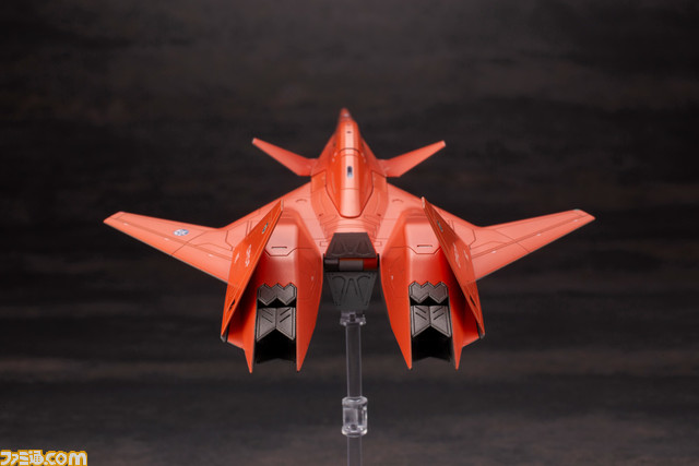 『エースコンバット』シリーズの高性能機“ADF-01”がプラモ化。オレンジ色のウォードッグスキンとダークグレーのオーシアスキンが登場