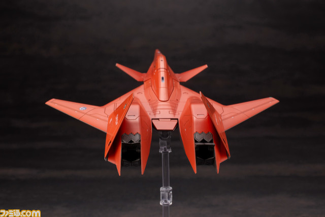 『エースコンバット』シリーズの高性能機“ADF-01”がプラモ化。オレンジ色のウォードッグスキンとダークグレーのオーシアスキンが登場