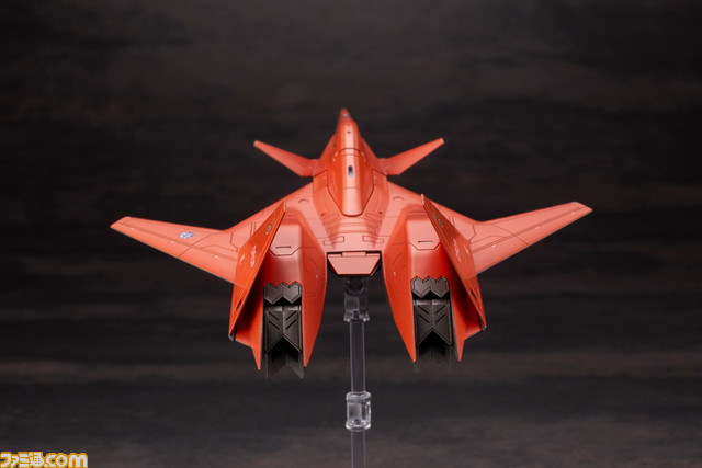 『エースコンバット』シリーズの高性能機“ADF-01”がプラモ化。オレンジ色のウォードッグスキンとダークグレーのオーシアスキンが登場
