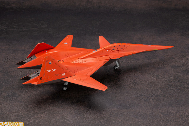 『エースコンバット』シリーズの高性能機“ADF-01”がプラモ化。オレンジ色のウォードッグスキンとダークグレーのオーシアスキンが登場