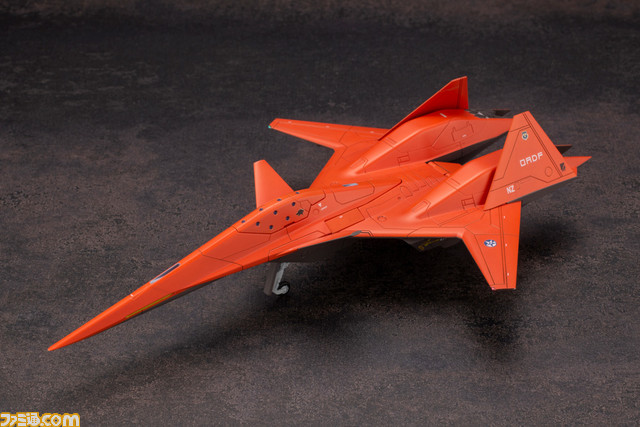 『エースコンバット』シリーズの高性能機“ADF-01”がプラモ化。オレンジ色のウォードッグスキンとダークグレーのオーシアスキンが登場