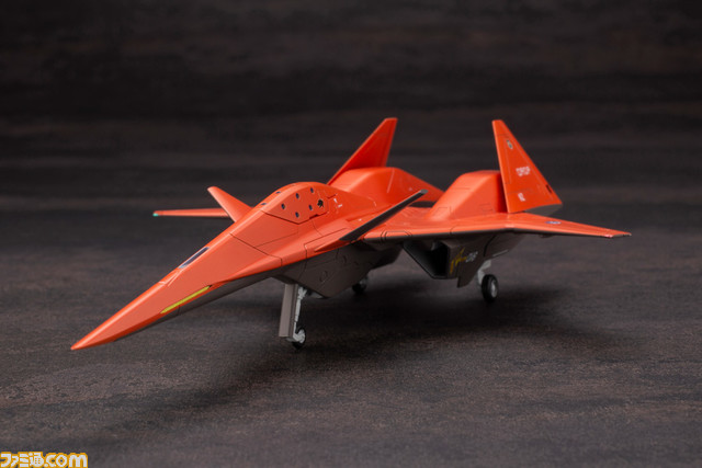 『エースコンバット』シリーズの高性能機“ADF-01”がプラモ化。オレンジ色のウォードッグスキンとダークグレーのオーシアスキンが登場