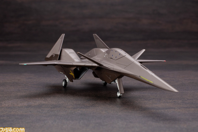 『エースコンバット』シリーズの高性能機“ADF-01”がプラモ化。オレンジ色のウォードッグスキンとダークグレーのオーシアスキンが登場