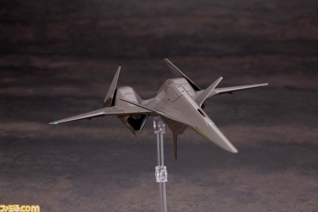 『エースコンバット』シリーズの高性能機“ADF-01”がプラモ化。オレンジ色のウォードッグスキンとダークグレーのオーシアスキンが登場