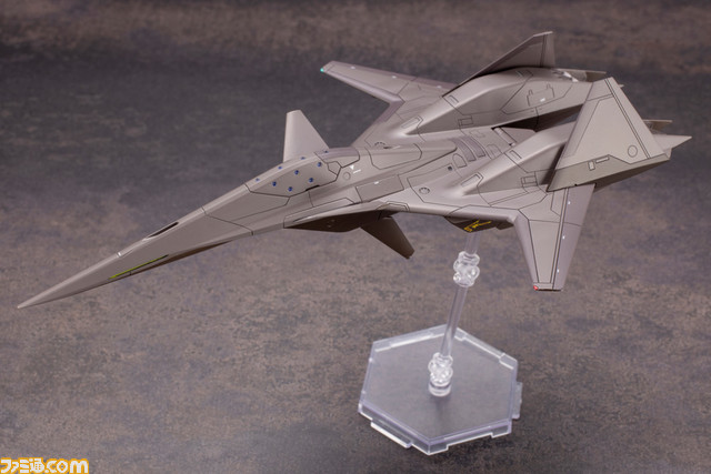 『エースコンバット』シリーズの高性能機“ADF-01”がプラモ化。オレンジ色のウォードッグスキンとダークグレーのオーシアスキンが登場