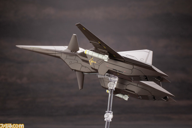 『エースコンバット』シリーズの高性能機“ADF-01”がプラモ化。オレンジ色のウォードッグスキンとダークグレーのオーシアスキンが登場