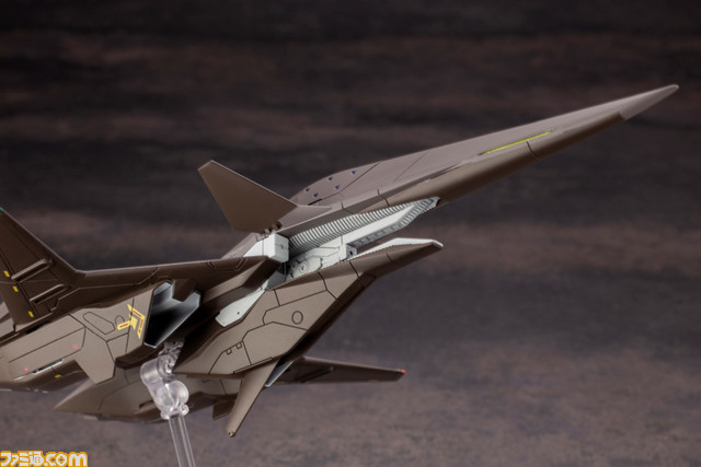 『エースコンバット』シリーズの高性能機“ADF-01”がプラモ化。オレンジ色のウォードッグスキンとダークグレーのオーシアスキンが登場