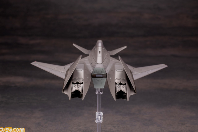 『エースコンバット』シリーズの高性能機“ADF-01”がプラモ化。オレンジ色のウォードッグスキンとダークグレーのオーシアスキンが登場