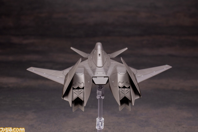 『エースコンバット』シリーズの高性能機“ADF-01”がプラモ化。オレンジ色のウォードッグスキンとダークグレーのオーシアスキンが登場