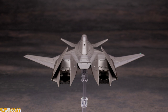 『エースコンバット』シリーズの高性能機“ADF-01”がプラモ化。オレンジ色のウォードッグスキンとダークグレーのオーシアスキンが登場