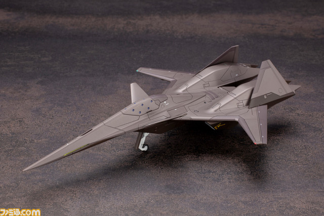 『エースコンバット』シリーズの高性能機“ADF-01”がプラモ化。オレンジ色のウォードッグスキンとダークグレーのオーシアスキンが登場