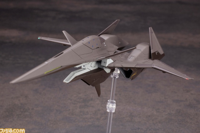 『エースコンバット』シリーズの高性能機“ADF-01”がプラモ化。オレンジ色のウォードッグスキンとダークグレーのオーシアスキンが登場