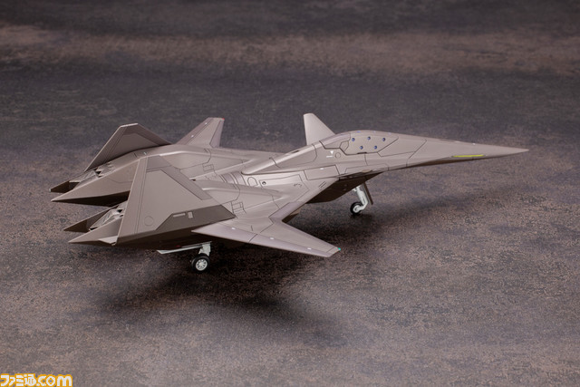『エースコンバット』シリーズの高性能機“ADF-01”がプラモ化。オレンジ色のウォードッグスキンとダークグレーのオーシアスキンが登場