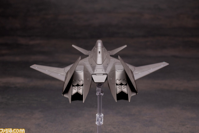 『エースコンバット』シリーズの高性能機“ADF-01”がプラモ化。オレンジ色のウォードッグスキンとダークグレーのオーシアスキンが登場