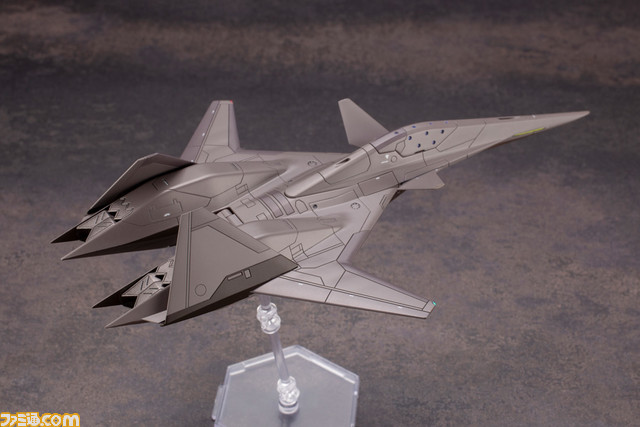 『エースコンバット』シリーズの高性能機“ADF-01”がプラモ化。オレンジ色のウォードッグスキンとダークグレーのオーシアスキンが登場