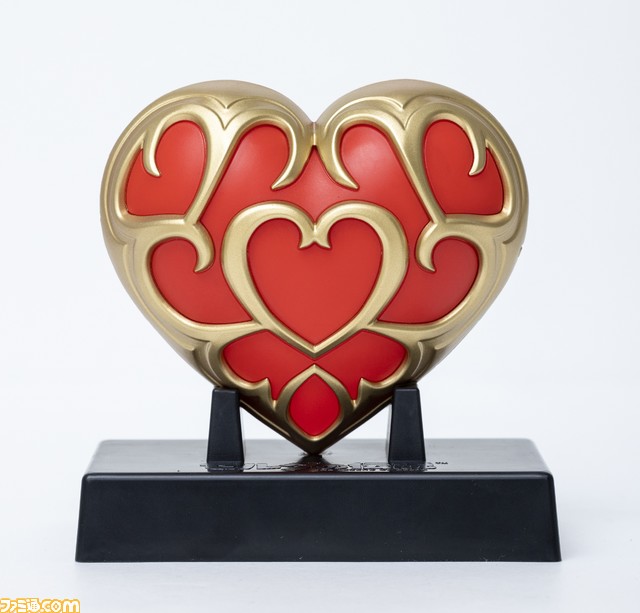 『ゼルダの伝説』ハートの器がライトになって登場。全国の書店などで5月8日より発売。ゲームのように赤く光るが、宙には浮かばない