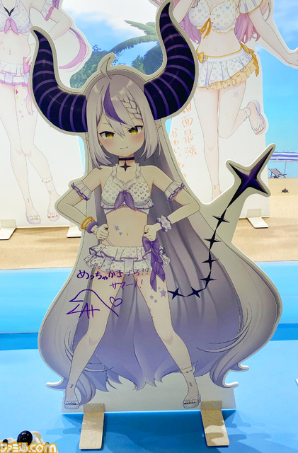 【ニコニコ超会議2023】ホロライブブースではホロサマー水着姿の宝鐘マリンたちがお出迎え！ 眺めているだけでクスっとしてしまうメンバー語録ステッカーももらえる