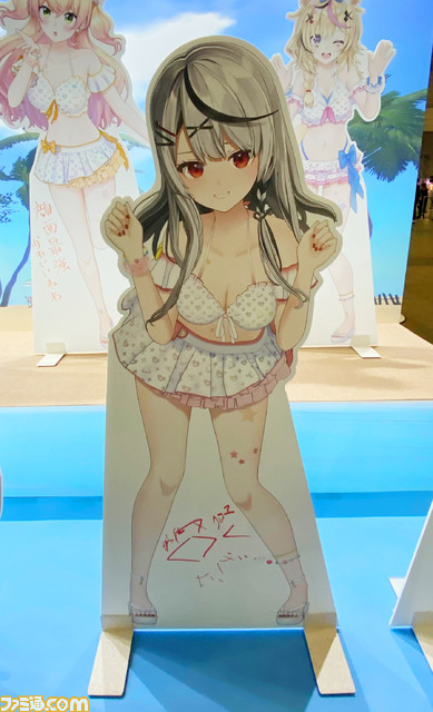 【ニコニコ超会議2023】ホロライブブースではホロサマー水着姿の宝鐘マリンたちがお出迎え！ 眺めているだけでクスっとしてしまうメンバー語録ステッカーももらえる