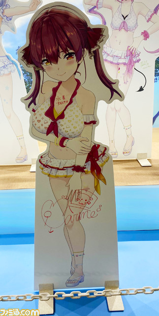 【ニコニコ超会議2023】ホロライブブースではホロサマー水着姿の宝鐘マリンたちがお出迎え！ 眺めているだけでクスっとしてしまうメンバー語録ステッカーももらえる