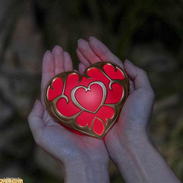 『ゼルダの伝説』“ハートの器”のライト付きブックが本日(5/8)発売。キャンドルのような暖かみのある光が暗闇をほのかに照らす