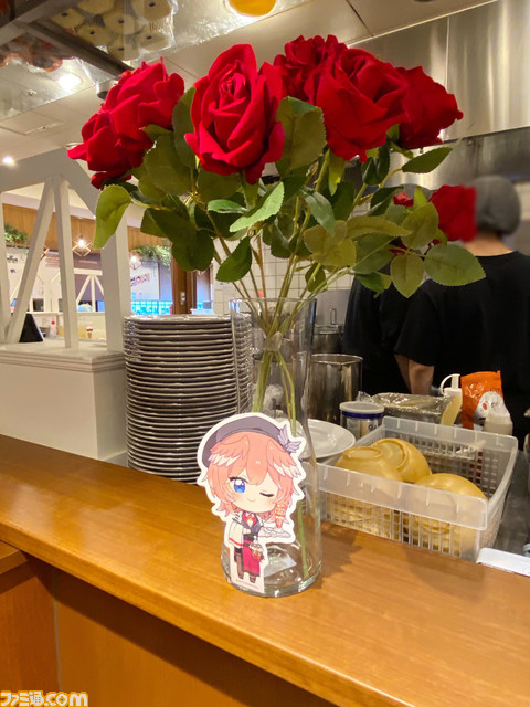 【ホロライブ】holoXカフェ（東京）リポート。メンバーのこだわり抜いたメニューや3Dアジトのような雰囲気の内装に刮目せよ！