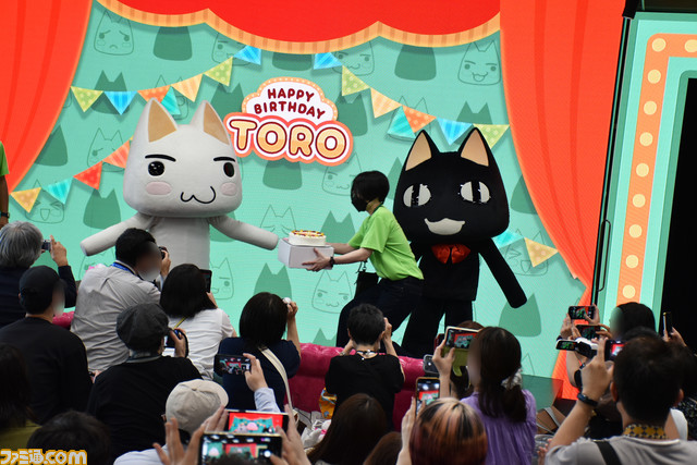 【どこいつ】トロの誕生日会が4年ぶりに開催。トロとクロのかわいさはいつまでも変わらず、お父さんもお姉さんも家族連れも笑顔なイベントリポートをお届けニャ