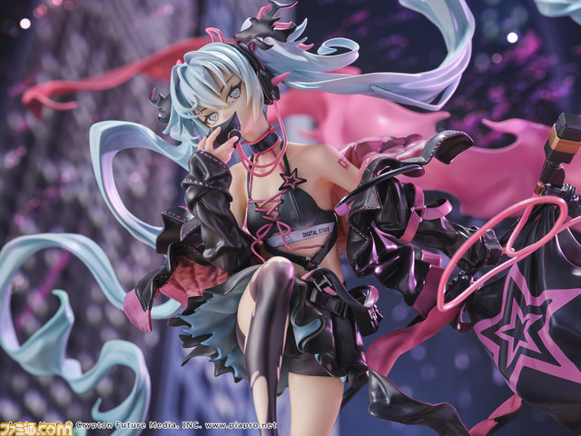 【初音ミク】クールなライブパフォーマンス姿でフィギュア化。全長約47センチのビッグサイズ! スピーカー型の台座もイカす