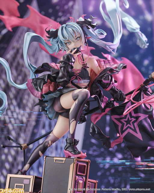 【初音ミク】クールなライブパフォーマンス姿でフィギュア化。全長約47センチのビッグサイズ! スピーカー型の台座もイカす