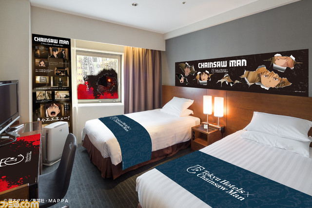 『チェンソーマン』東急ホテルズで7月1日より宿泊イベントが実施、コンセプトルームはもちろん8階。ホテルマン姿のマキマさんたちと永遠の悪魔体験