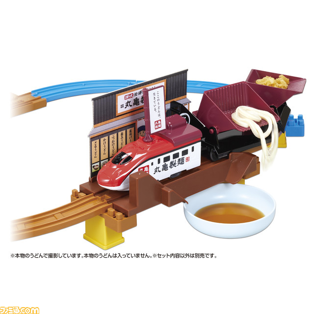 プラレールがうどんをお届け！“打ち立て！おとどけ！丸亀製麺×プラレール”が7月13日より発売