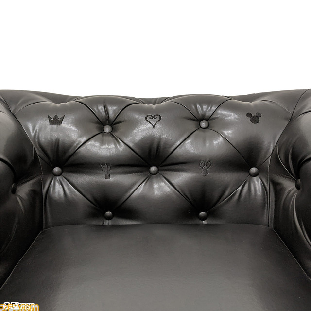 『キングダム ハーツ』高級ソファ、クッション、ラウンドラグが発売決定。アイコンマークの刺繍を施したクラシックなデザイン