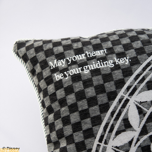 『キングダム ハーツ』高級ソファ、クッション、ラウンドラグが発売決定。アイコンマークの刺繍を施したクラシックなデザイン