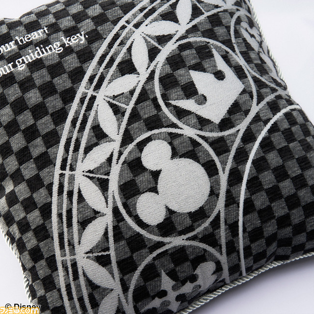 『キングダム ハーツ』高級ソファ、クッション、ラウンドラグが発売決定。アイコンマークの刺繍を施したクラシックなデザイン