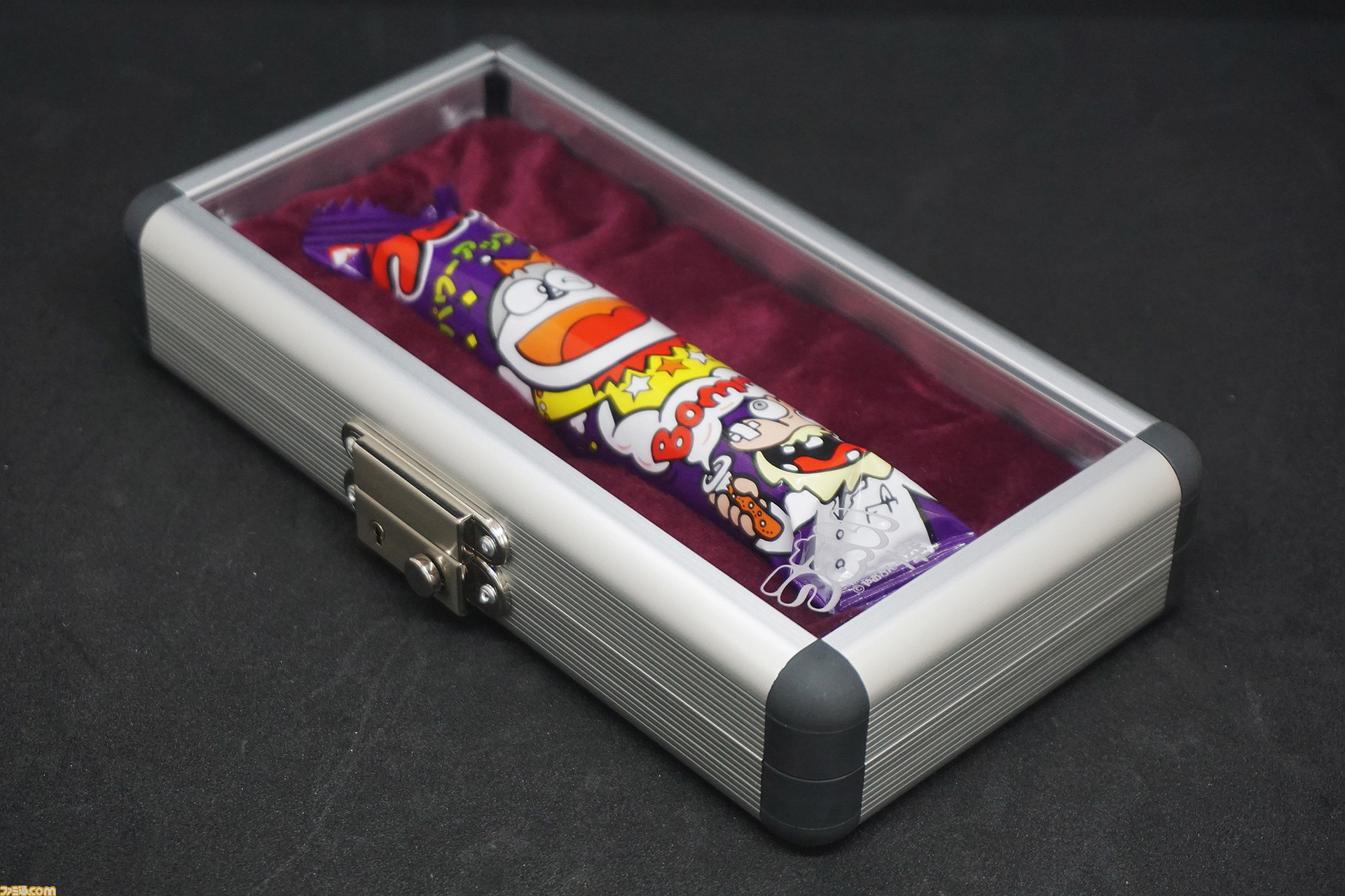 うまい棒を守るケースが登場。「孫のうまい棒を守りたい」と