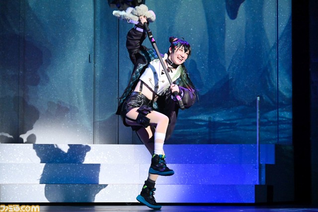 『舞台 トワツガイ』リポート。大西桃香(AKB48)ほか出演者たちが歌うキャラソン『トワノユメ』生の迫力! 映像を駆使したバトルも臨場感バツグン