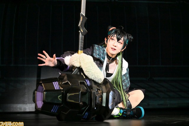 『舞台 トワツガイ』リポート。大西桃香(AKB48)ほか出演者たちが歌うキャラソン『トワノユメ』生の迫力! 映像を駆使したバトルも臨場感バツグン