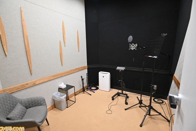 【ホロライブ】カバーの新スタジオに突撃。部屋ひとつだけで950万円のカメラ×100台の総額約10億円。メンバーたちの壁画(サイン)の全貌をお届け