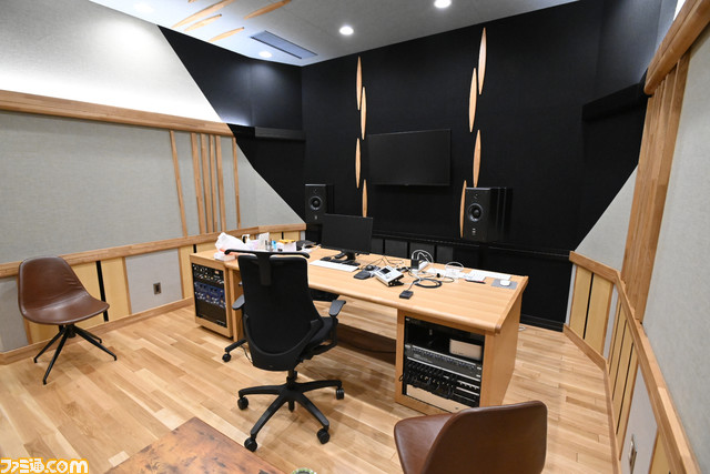 【ホロライブ】カバーの新スタジオに突撃。部屋ひとつだけで950万円のカメラ×100台の総額約10億円。メンバーたちの壁画(サイン)の全貌をお届け